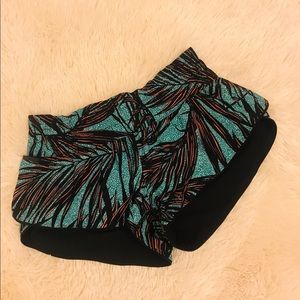 Lulu Lemon reversible hottie hot short 2